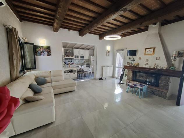 casa indipendente in vendita a Viareggio