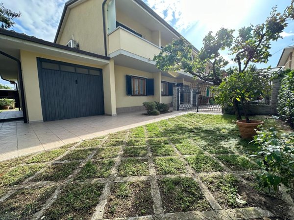 casa indipendente in vendita a Viareggio in zona Campo d'Aviazione