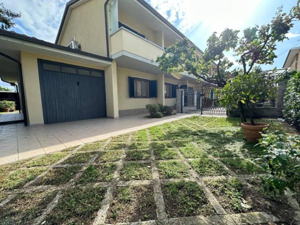 casa indipendente in vendita a Viareggio in zona Campo d'Aviazione