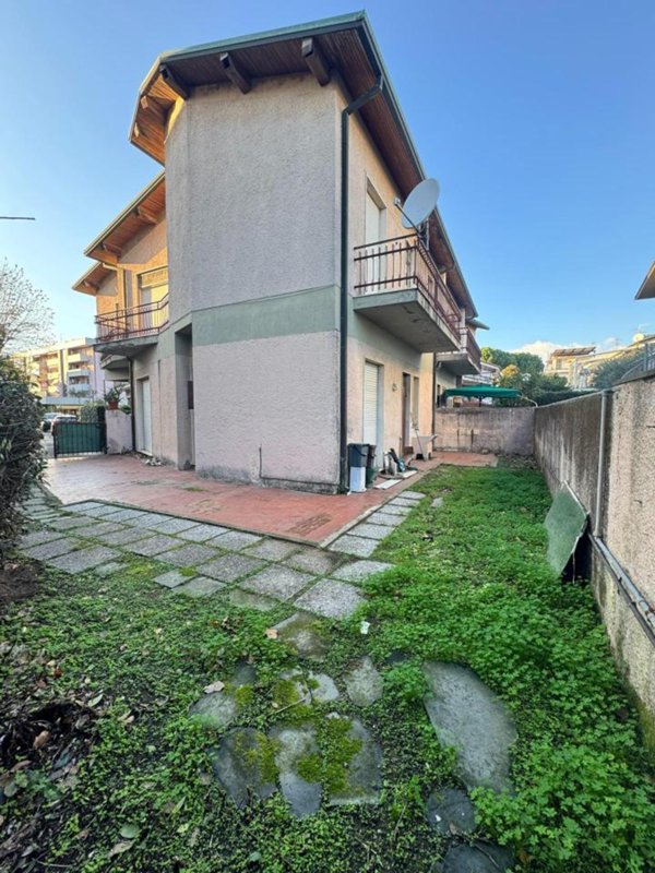 casa indipendente in vendita a Viareggio in zona Campo d'Aviazione