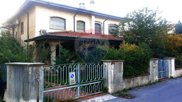 casa indipendente in vendita a Viareggio in zona Campo d'Aviazione