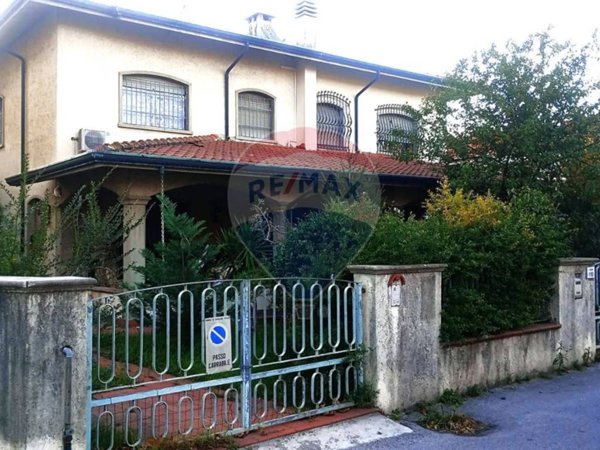 casa indipendente in vendita a Viareggio in zona Campo d'Aviazione