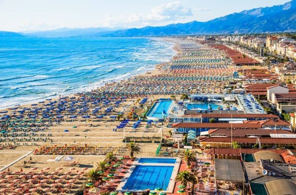 negozio in vendita a Viareggio in zona Don Bosco