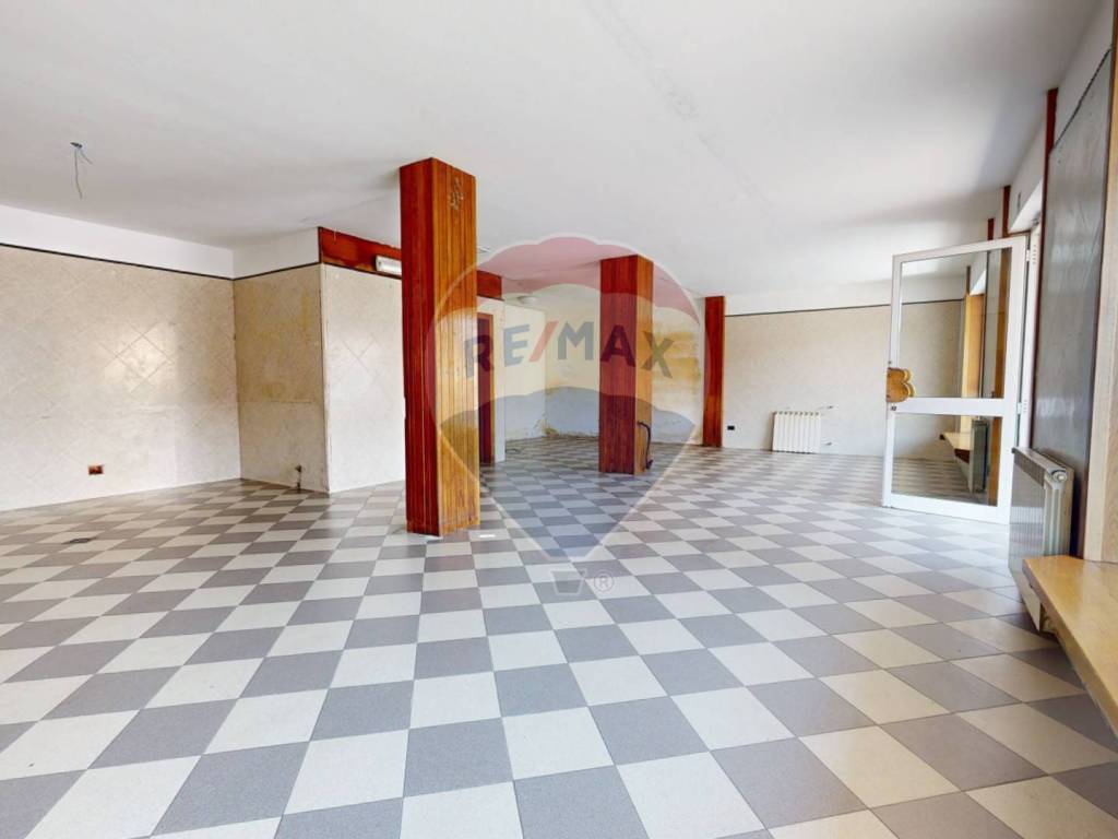 negozio in vendita a Viareggio in zona Migliarina