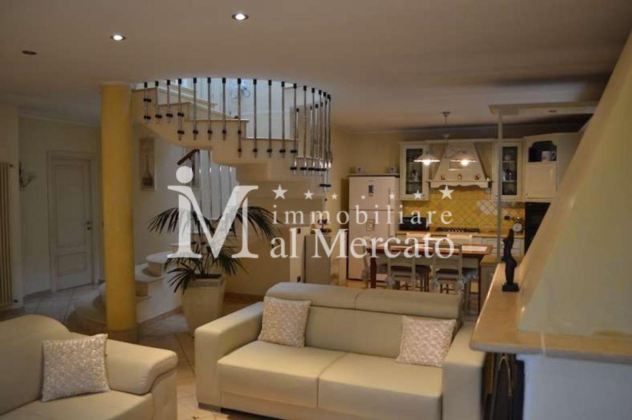 casa indipendente in vendita a Viareggio