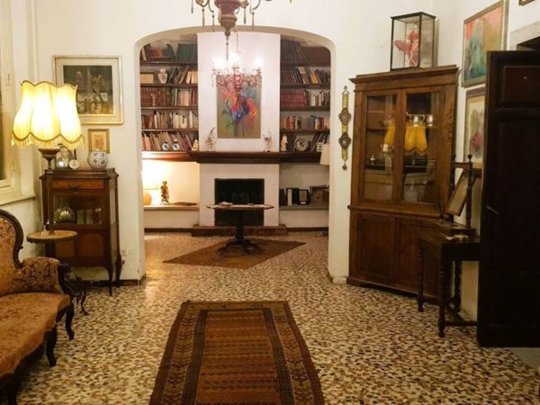 casa indipendente in vendita a Viareggio