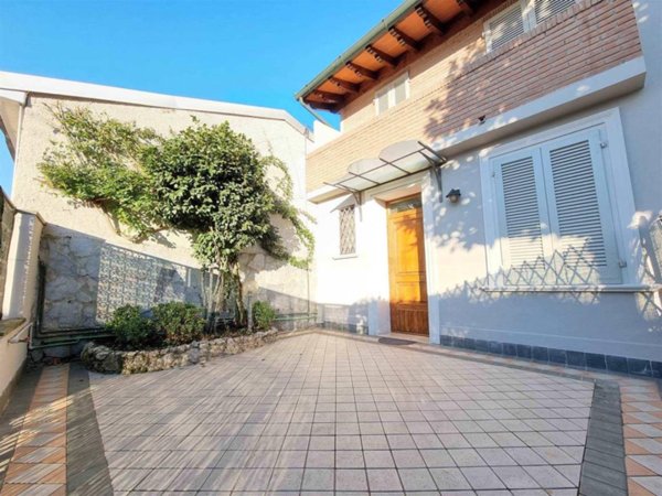 casa indipendente in vendita a Viareggio