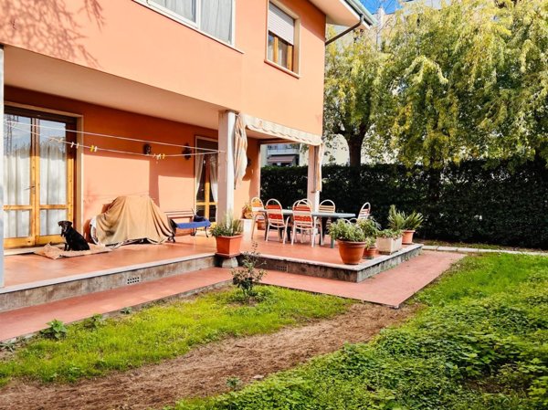 casa indipendente in vendita a Viareggio in zona Marco Polo