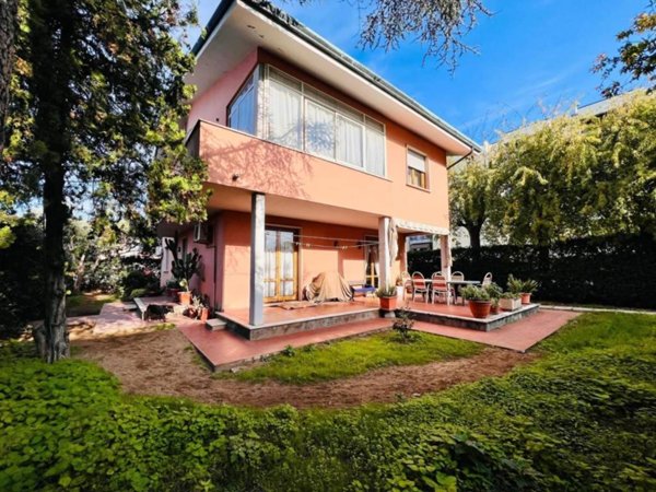 casa indipendente in vendita a Viareggio in zona Marco Polo