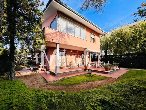 casa indipendente in vendita a Viareggio in zona Marco Polo