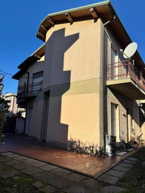 casa indipendente in vendita a Viareggio in zona Campo d'Aviazione