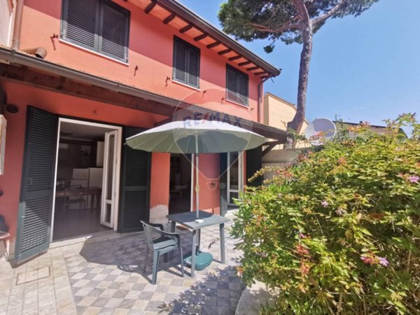 casa indipendente in vendita a Viareggio