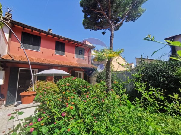 casa indipendente in vendita a Viareggio