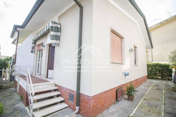 casa indipendente in vendita a Viareggio in zona Torre del Lago