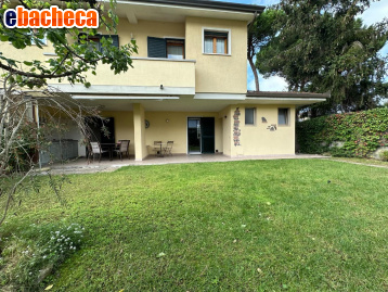 casa indipendente in vendita a Viareggio in zona Torre del Lago