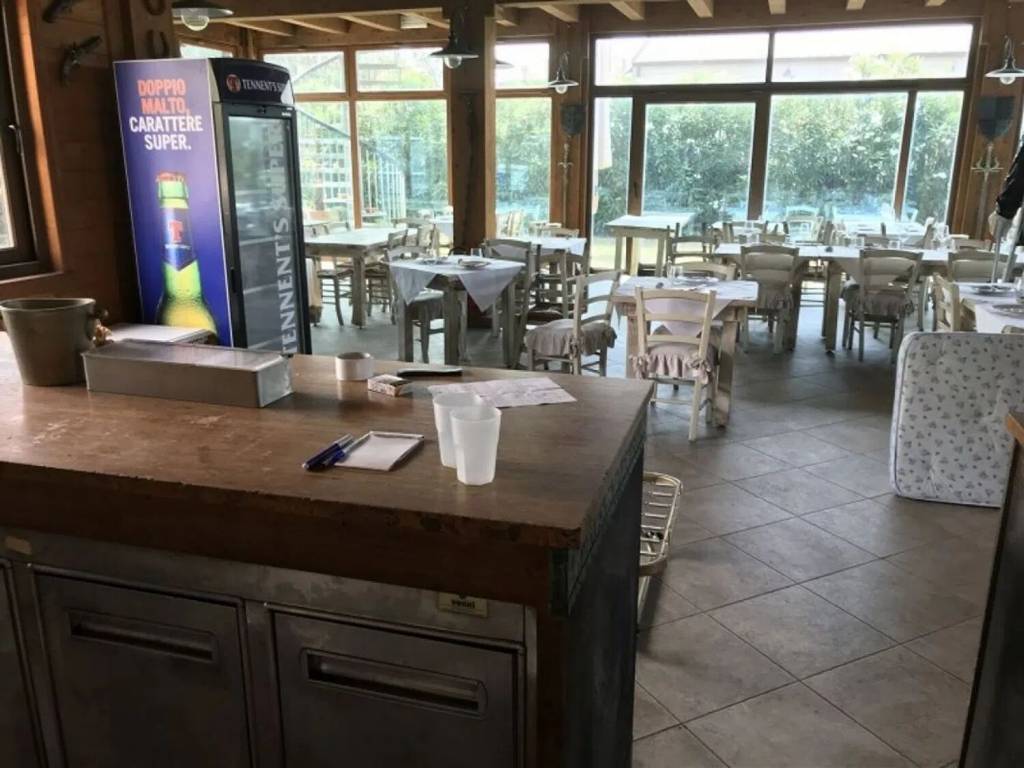 negozio in vendita a Viareggio in zona Campo d'Aviazione