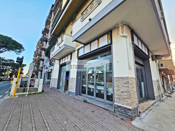 locale commerciale in vendita a Viareggio in zona Centro Storico