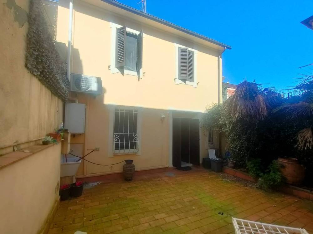 casa indipendente in vendita a Viareggio