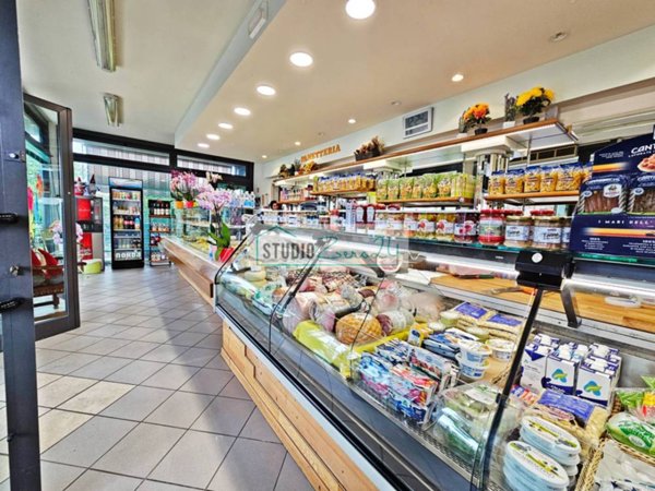 locale commerciale in vendita a Viareggio