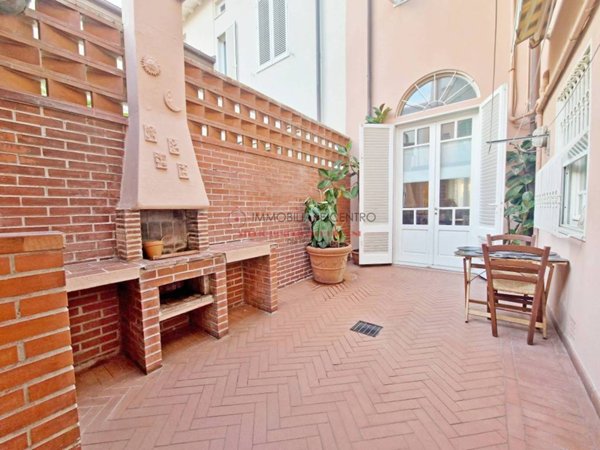 casa indipendente in vendita a Viareggio