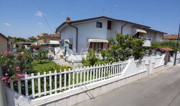 casa indipendente in vendita a Viareggio in zona Torre del Lago