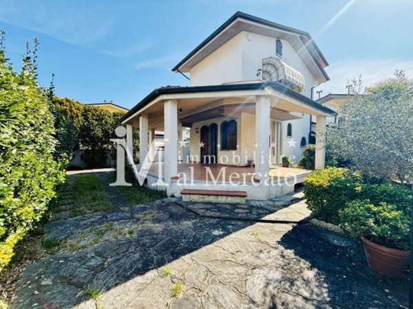 casa indipendente in vendita a Viareggio in zona Torre del Lago