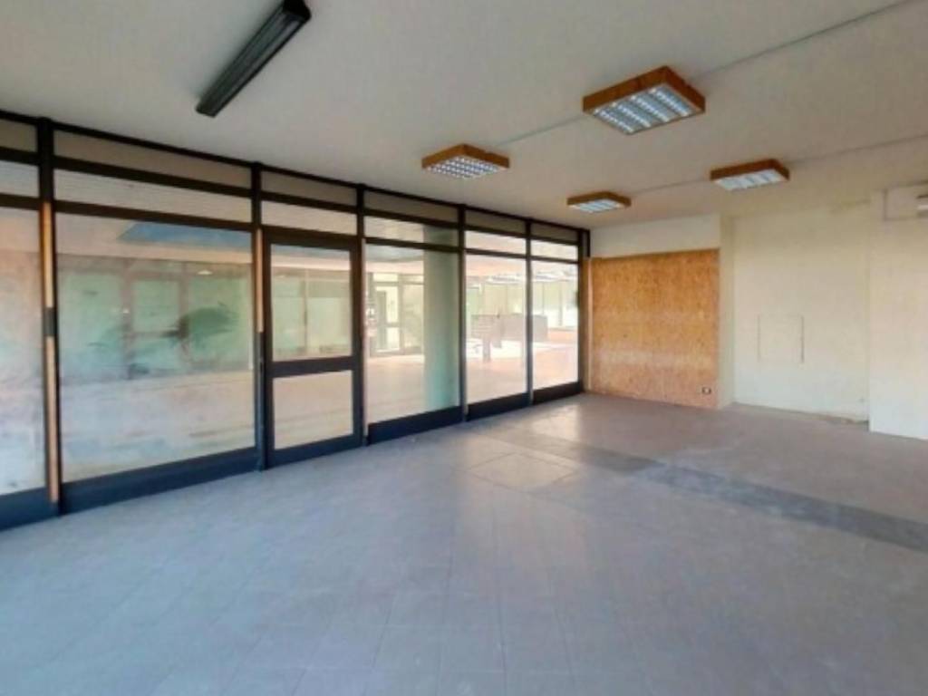 negozio in vendita a Viareggio in zona Migliarina