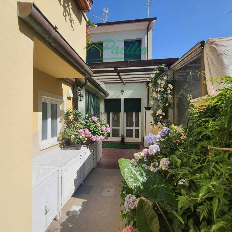 casa indipendente in vendita a Viareggio in zona Centro Storico