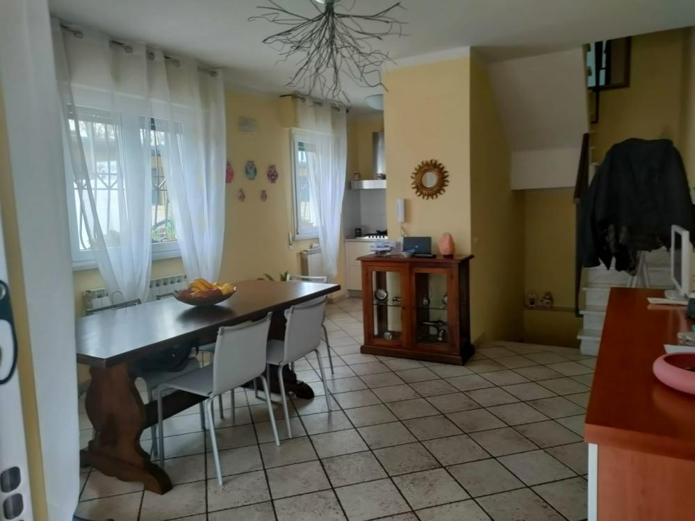 casa indipendente in vendita a Viareggio