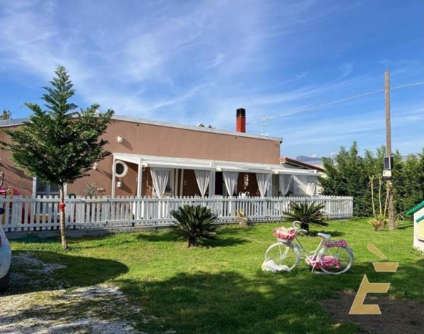 casa indipendente in vendita a Viareggio