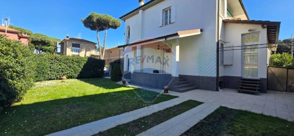 casa indipendente in vendita a Viareggio in zona Centro Storico