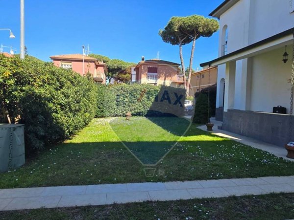casa indipendente in vendita a Viareggio in zona Campo d'Aviazione