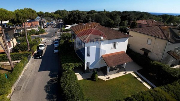 casa indipendente in vendita a Viareggio in zona Centro Storico