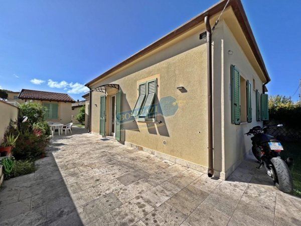 casa indipendente in vendita a Viareggio in zona Torre del Lago