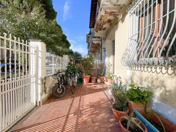 casa indipendente in vendita a Viareggio