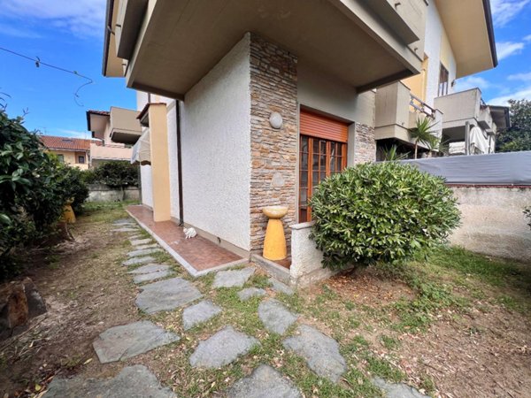 casa indipendente in vendita a Viareggio in zona Torre del Lago