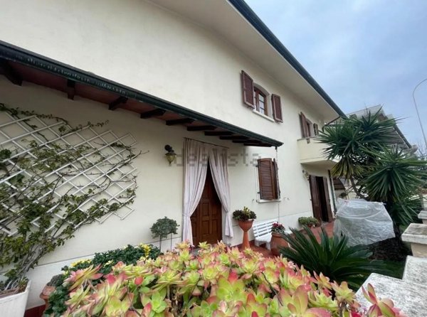 casa indipendente in vendita a Viareggio in zona Campo d'Aviazione