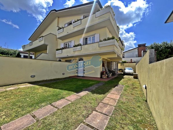 casa indipendente in vendita a Viareggio in zona Campo d'Aviazione