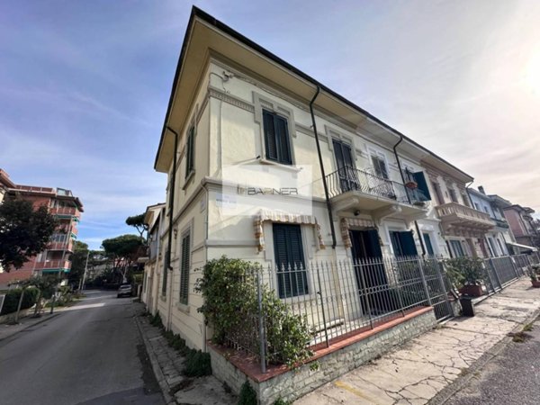 casa indipendente in vendita a Viareggio