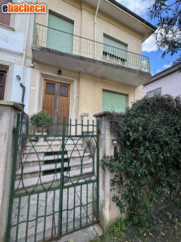 casa indipendente in vendita a Viareggio