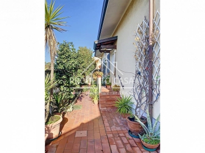 casa indipendente in vendita a Viareggio in zona Torre del Lago