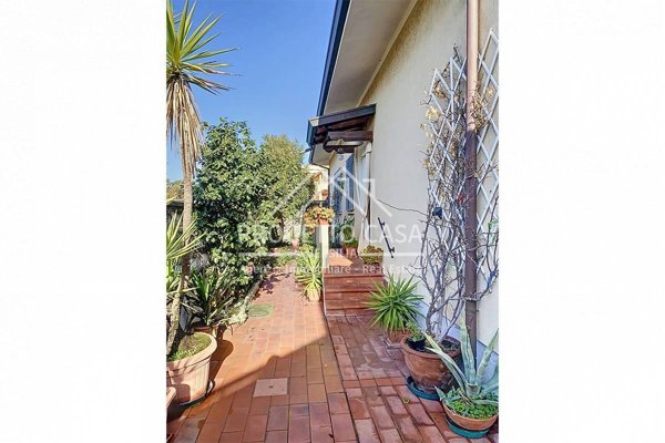 casa indipendente in vendita a Viareggio in zona Torre del Lago