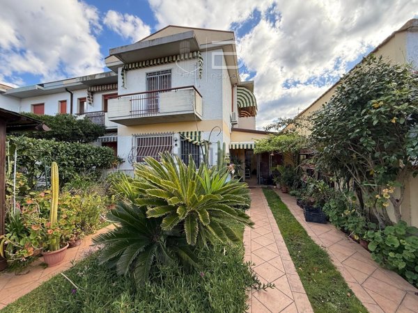 casa indipendente in vendita a Viareggio in zona Torre del Lago