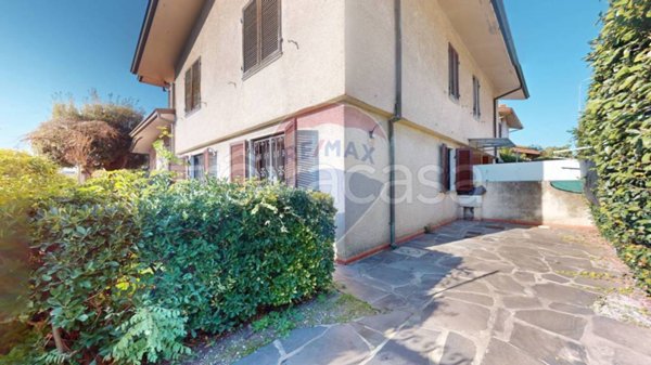 casa indipendente in vendita a Viareggio in zona Torre del Lago