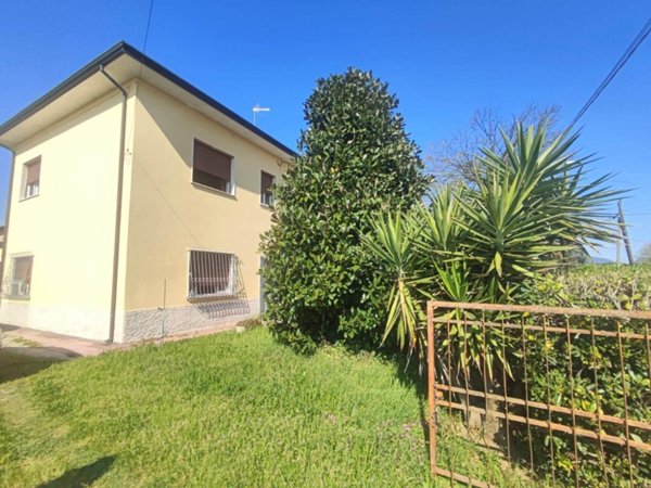 casa indipendente in vendita a Viareggio in zona Campo d'Aviazione