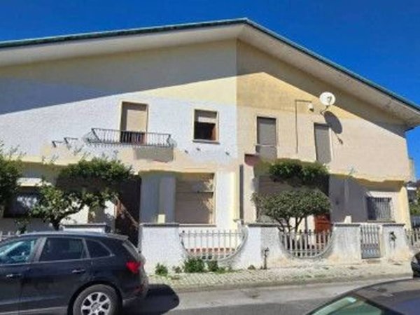 casa indipendente in vendita a Viareggio in zona Migliarina