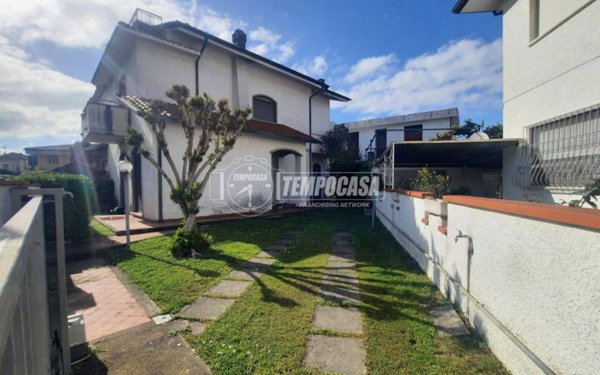 casa indipendente in vendita a Viareggio in zona Migliarina