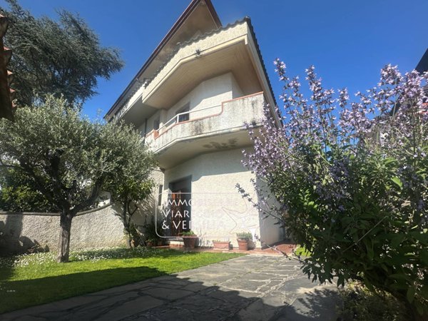 casa indipendente in vendita a Viareggio in zona Campo d'Aviazione