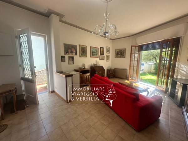 casa indipendente in vendita a Viareggio in zona Campo d'Aviazione