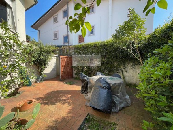 casa indipendente in vendita a Viareggio